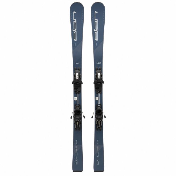 Elan Explore 74 ski paar 140 cm – vooraanzicht met blauw topblad, Elan logo en bindingen zichtbaar, opgesteld tegen witte achtergrond in skiwinkel