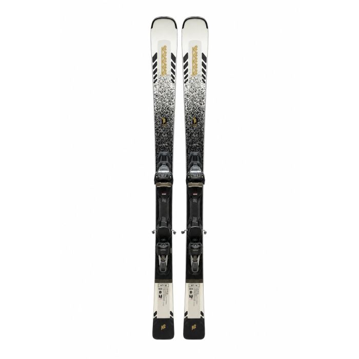 K2 Disruption MTi W 2024 dames carving ski – vooraanzicht van beide ski's met wit, zwart en goud kleurenschema, inclusief Marker ERC 11 TCx systeem bindingen zichtbaar, K2 logo op tip en staart, opgehangen tegen witte achtergrond in skiwinkel