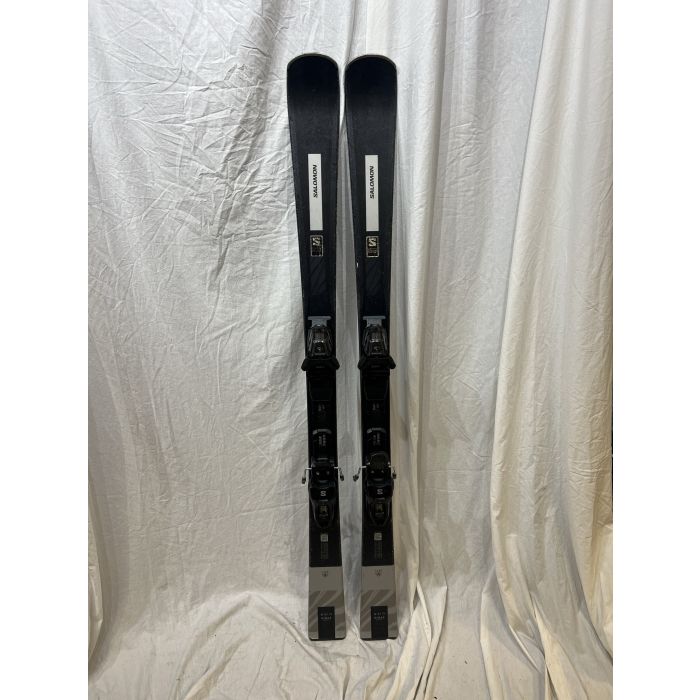 Salomon S/MAX W X7 Ti ski paar vooraanzicht 160 cm – zwart/zilver design met Salomon branding en bindingen