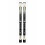 K2 Disruption MTi W 2024 dames carving ski – vooraanzicht van beide ski's met wit, zwart en goud kleurenschema, inclusief Marker ERC 11 TCx systeem bindingen zichtbaar, K2 logo op tip en staart, opgehangen tegen witte achtergrond in skiwinkel